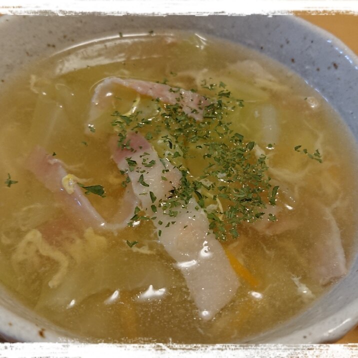 キャベツとベーコンと卵のスープ